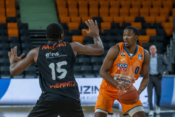 中场竞争 中场竞争